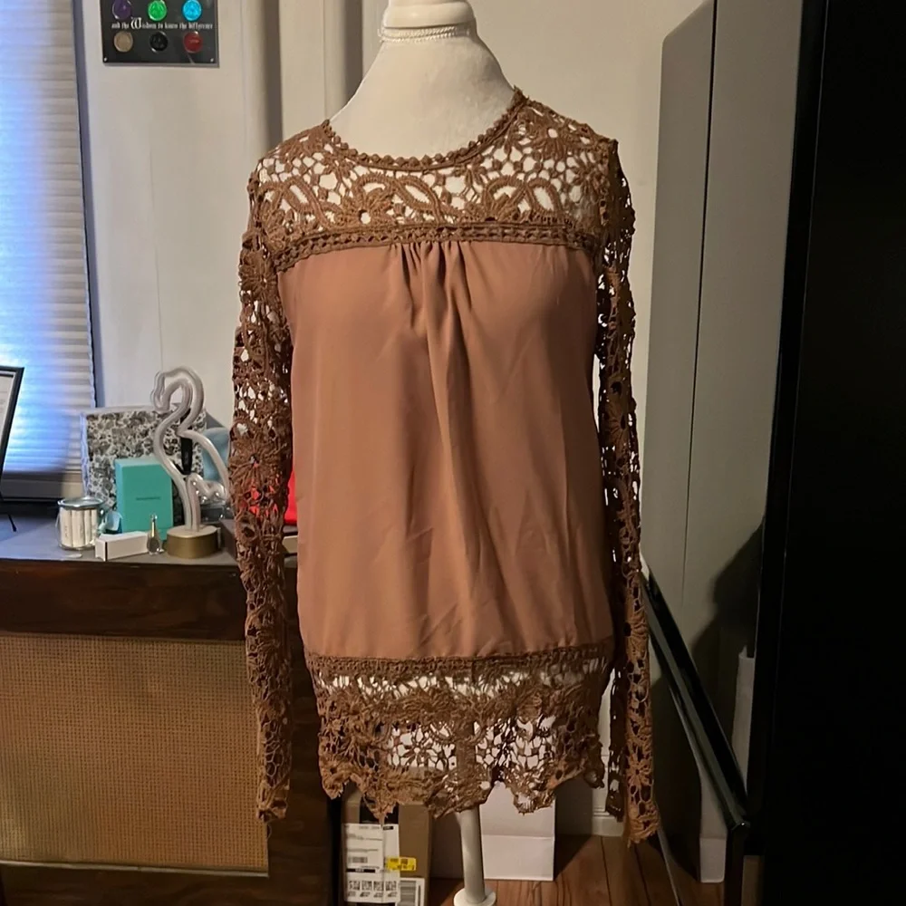 🆑FINAL PRICE‼️ Tan/brown lightweight blouse with lace sleeves and lace trim